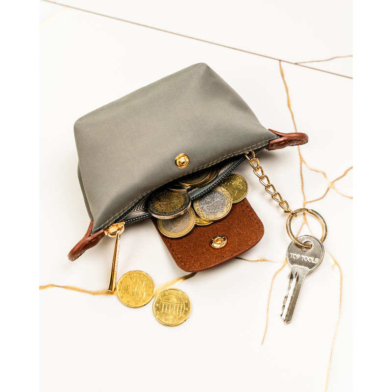 Jasnoszare etui na klucze z poliestru i skóry ekologicznej zamykane zatrzaskiem i suwakiem - Peterson