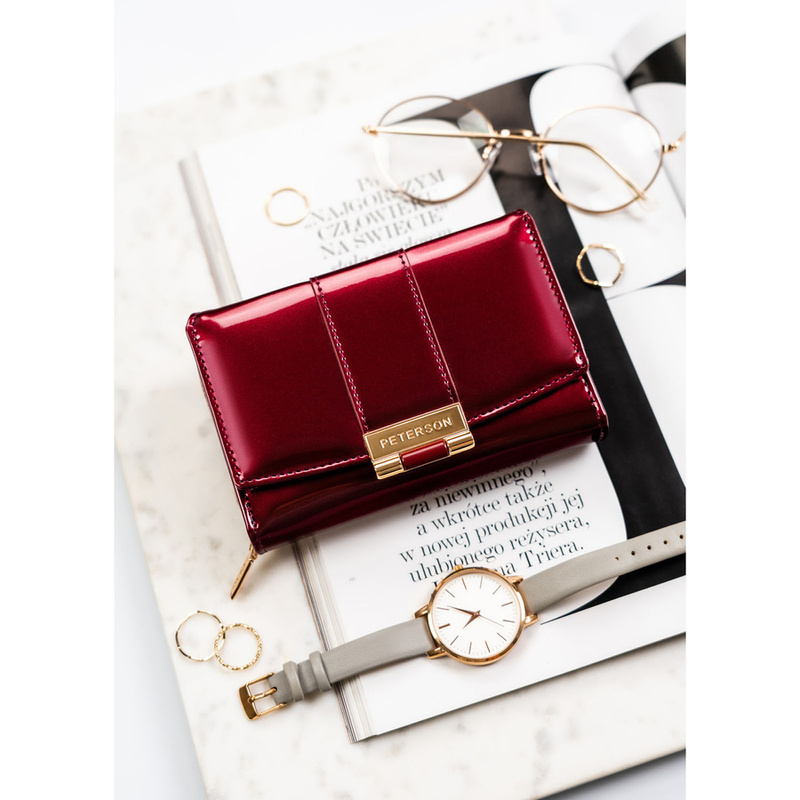 Portfel damski z lakierowanej skóry ekologicznej w śliwkowym kolorze, wyposażony w system RFID - Peterson