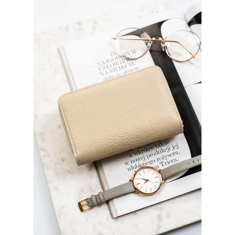 Beżowy portfel damski wykonany ze skóry ekologicznej o groszkowej fakturze, zamykany zatrzaskiem - Peterson