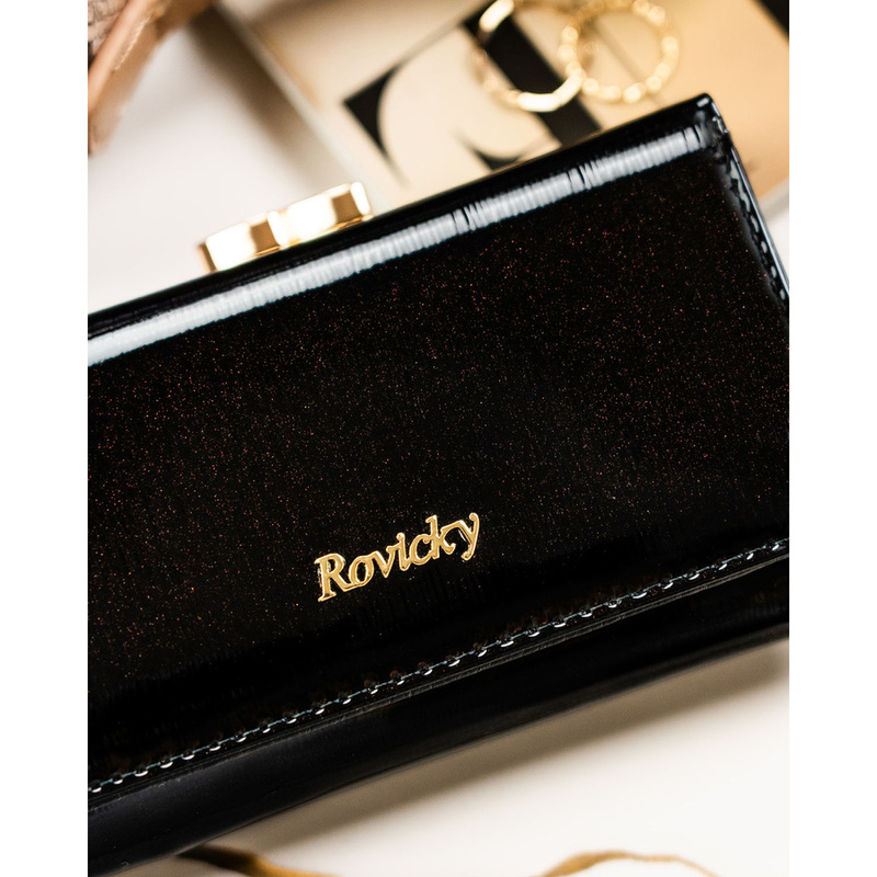 Czarny portfel damski z lakierowanej skóry naturalnej zamykany na zatrzask i bigiel - Rovicky