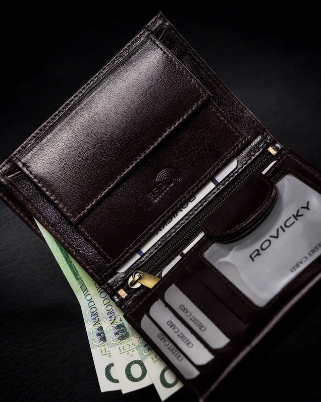 Skórzany pionowy duży portfel z RFID od Rovicky