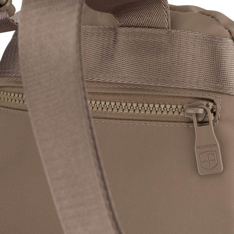 Mały, beżowy plecak damski wykonany z poliestru - Peterson