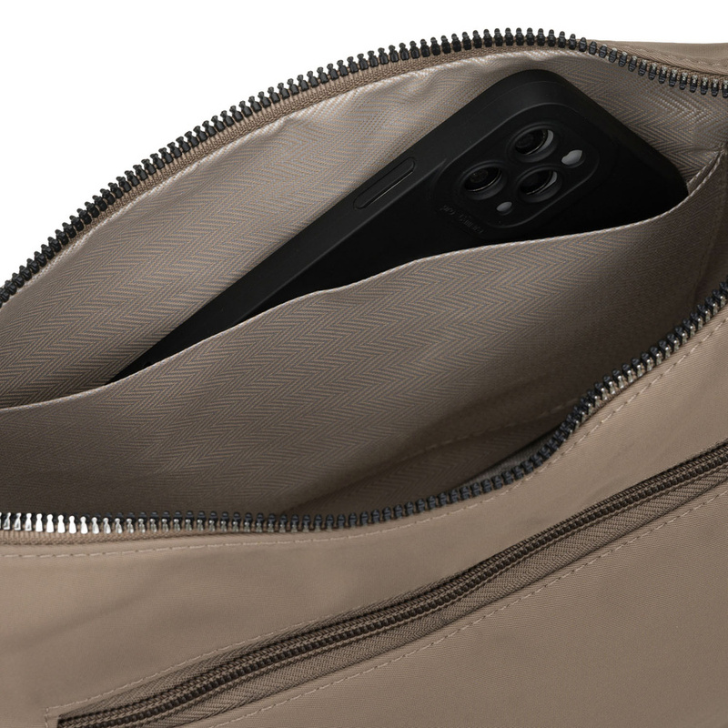 Ciemnobeżowa listonoszka damska z poliestru, jednokomorowa z zewnętrzną kieszonką - Peterson