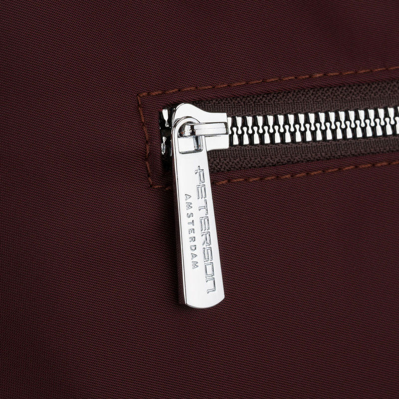 Bordowa listonoszka damska z poliestru i skóry ekologicznej zamykana suwakiem - Peterson