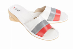 Pantofle damskie Wójciak, klin o wysokości 2,5 cm, staranne wykończenie. Model 047