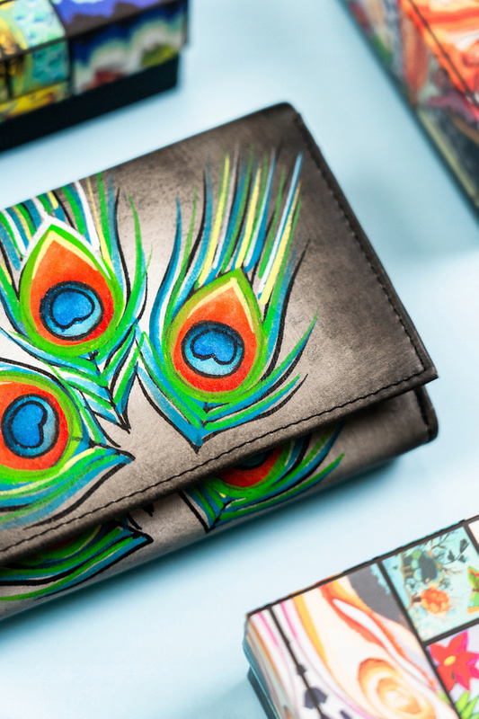 Rovicky Pojemny skórzany portfel damski na zatrzask roślinny wzór