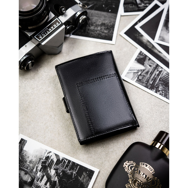 Pionowy portfel męski ze skóry naturalnej w czarnym kolorze w zestawie z brelokiem - Peterson