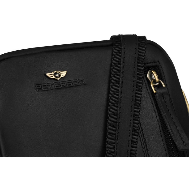 Stylowa skórzana listonoszka męska w czarnym kolorze zawieszona na regulowanym pasku - Peterson