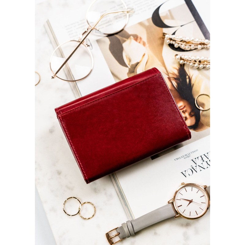 Klasyczny, skórzany portfel damski w czerwonym kolorze zamykany zatrzaskiem i biglem - Peterson