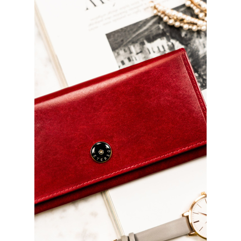 Elegancki, skórzany portfel damski w czerwonym kolorze zamykany na zatrzask - Peterson
