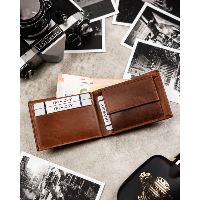 Skórzany portfel męski w brązowym kolorze bez zapięcia zewnętrznego - Rovicky