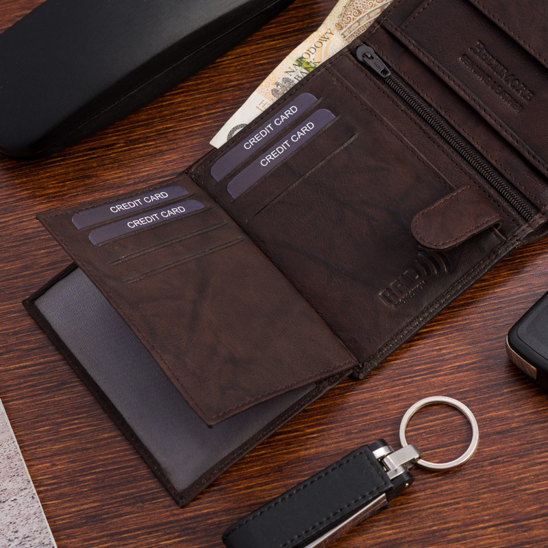 Portfel skórzany męski klasyczny pionowy z flagą brązowy RFiD Beltimore D30