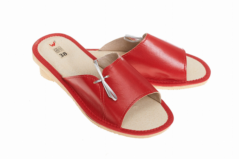 Pantofle damskie Wójciak, klin o wysokości 1,5 cm, lekkie i wygodne. Model 086