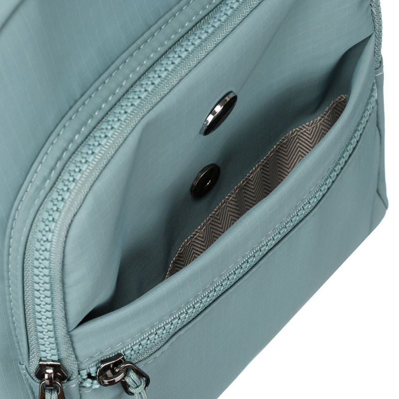 Niebieski, jednokomorowy plecak damski z poliestru wyposażony w osiem dodatkowych kieszeni - Peterson