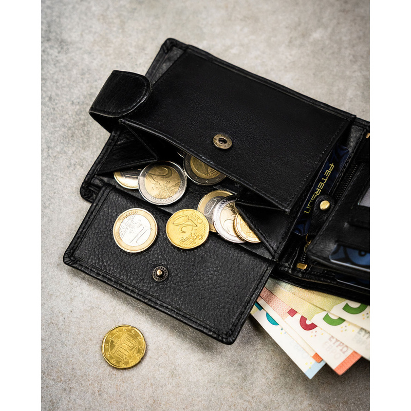 Poziomy, duży portfel męski ze skóry naturalnej w czarnym kolorze zamykany na zatrzask, w zestawie z brelokiem - Peterson