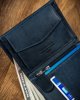 Skórzany portfel męski pionowy z czerwonym akcentem — Pierre Cardin